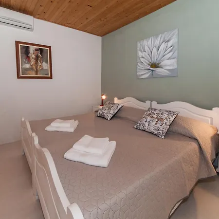 Chapel Road Apartment Kovacic