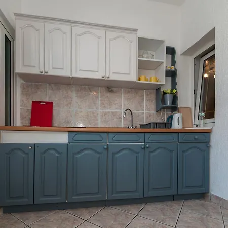 Chapel Road Apartment *