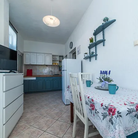 Chapel Road Apartment *